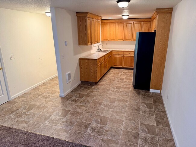 Building Photo - Two Bedroom Apartment in Central Salem