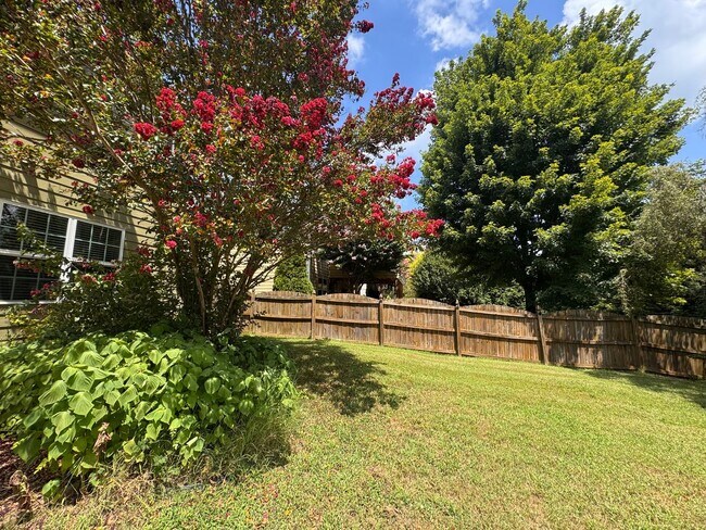 Building Photo - Stunning 5 Bedroom 4 Bath Home with 3 Car ...
