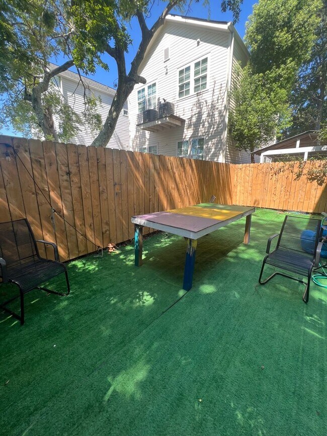 Building Photo - 6bd/2ba Adorable Home Available for 2026 School Year!