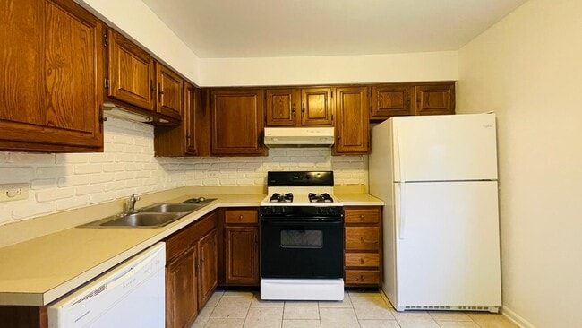 Building Photo - 6015 Lakeside Pl