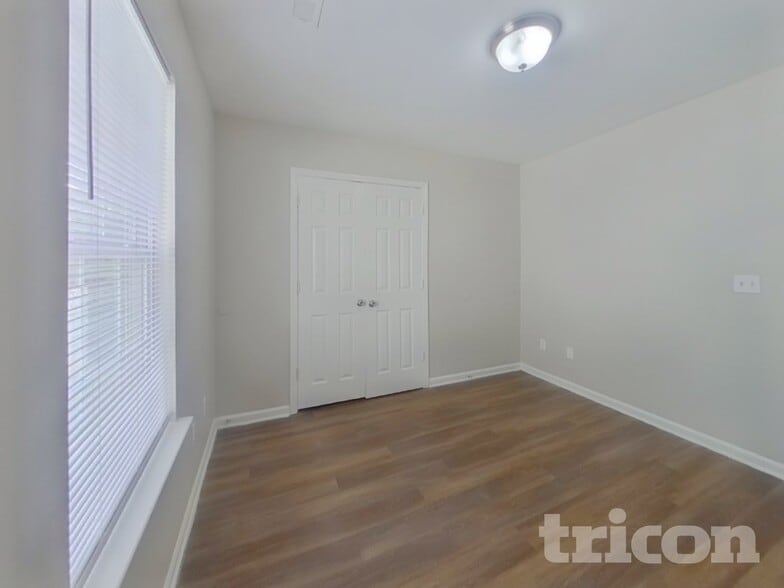 Building Photo - 842 Lakehill Rd