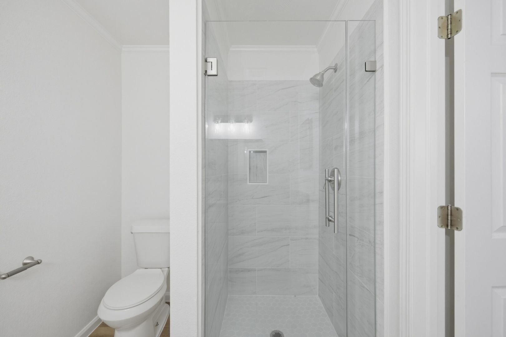 Building Photo - 6011 Bankside Dr