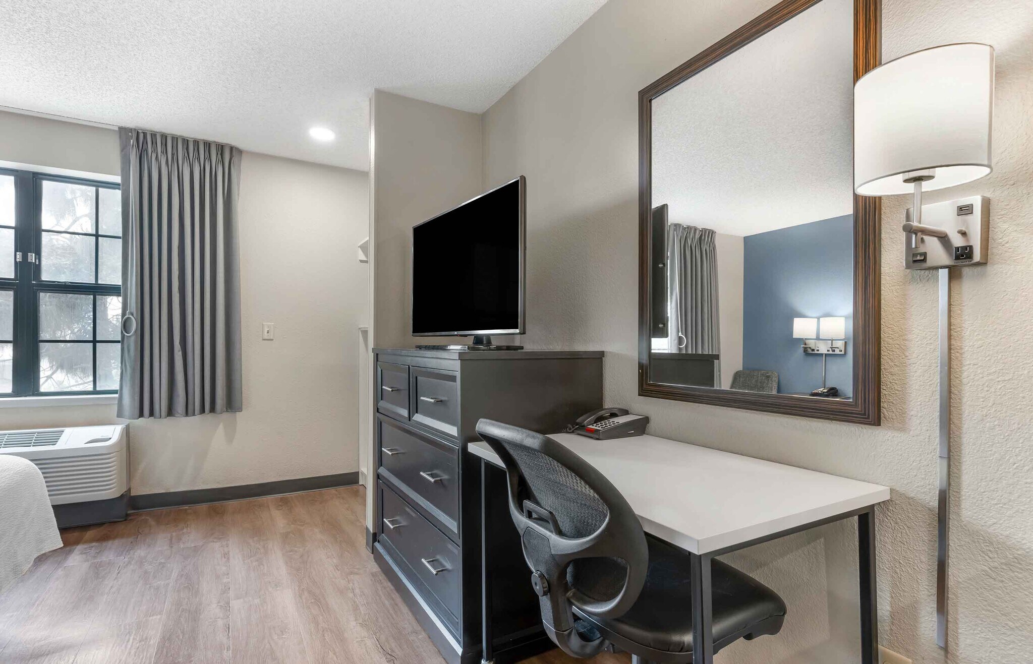 Building Photo - Furnished Studio-Union City - Dyer St.