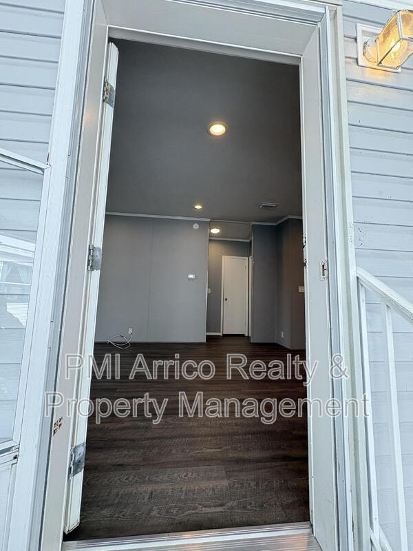 Building Photo - 712 Choo Choo Ln