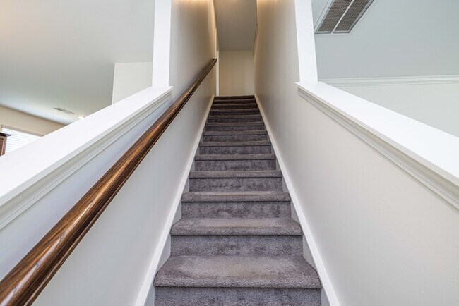 Building Photo - 3BD/2.5BTH Townhome North Western School District - SPRING SPECIAL