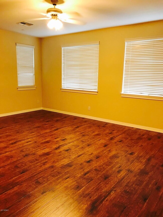 Building Photo - 1150 W Silver Creek Rd