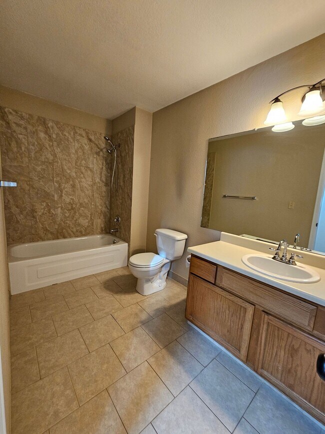 Building Photo - Charming 2 Bedroom 2 Bath w/ Large Yard, 1 Car Garage and Central Air/Heat