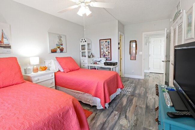 Building Photo - 3554 Ocean Dr