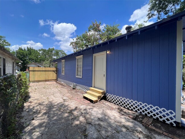 Building Photo - 2412 Stuart St