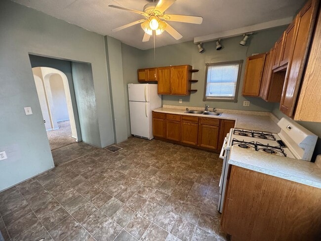 Building Photo - 3 bedroom home in Moline