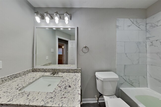 Building Photo - 1015 S Wellsford Dr