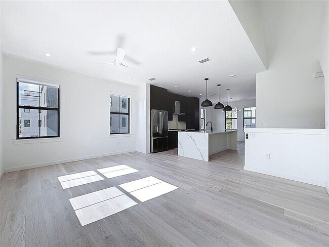 Building Photo - 1302 E Kay St