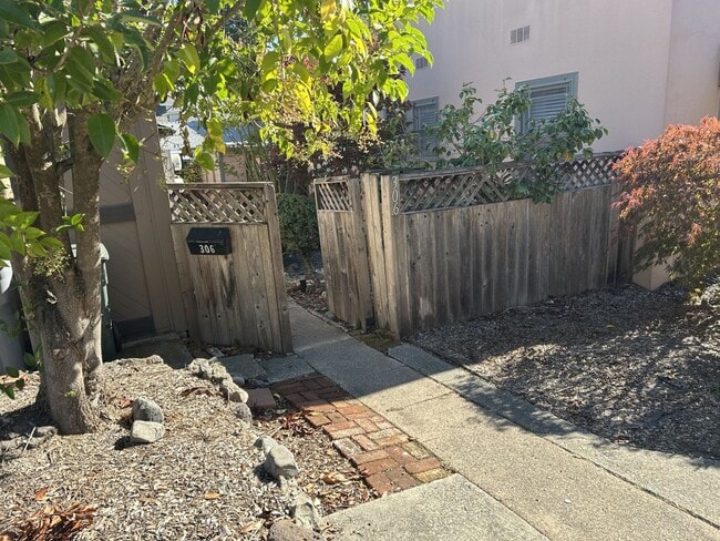 Building Photo - Lovely 1 Bedroom, 1 Bathroom Unit with Office in West Petaluma