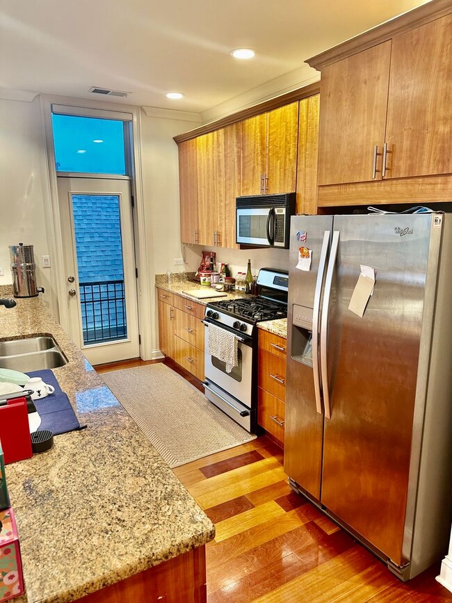 Building Photo - INCREDIBLE HUGE LUXURY CONDO LAKEVIEW/SOUT...