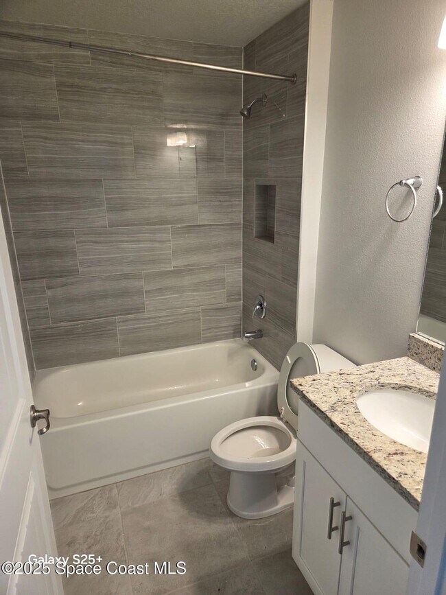 Building Photo - 2437 Hagoplan Ave SW