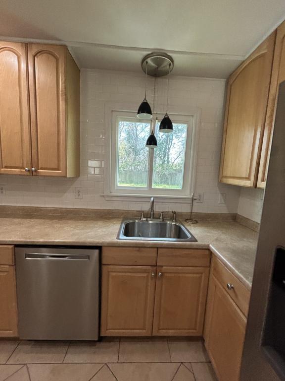 Building Photo - 405 Kingston Rd