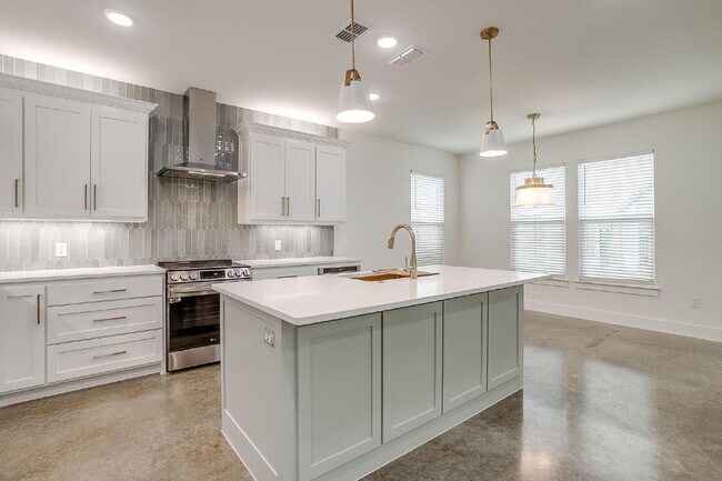 Building Photo - Brand New, Custom 3 bedroom Home in Granbury Now Available!