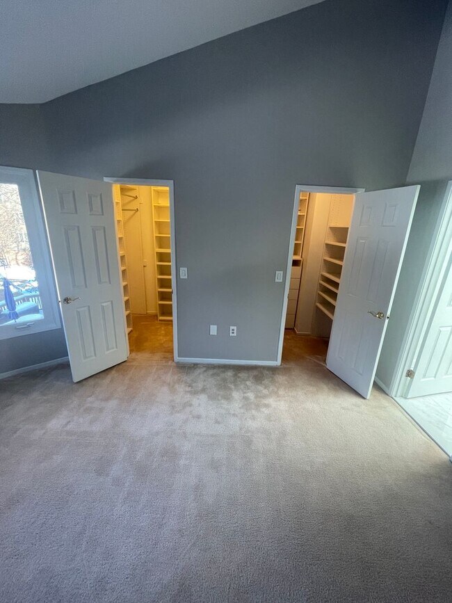 Building Photo - Newly Renovated 3 Level Townhome!