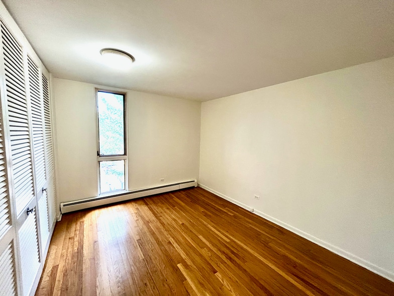 Bedroom - 5435 N Artesian Ave