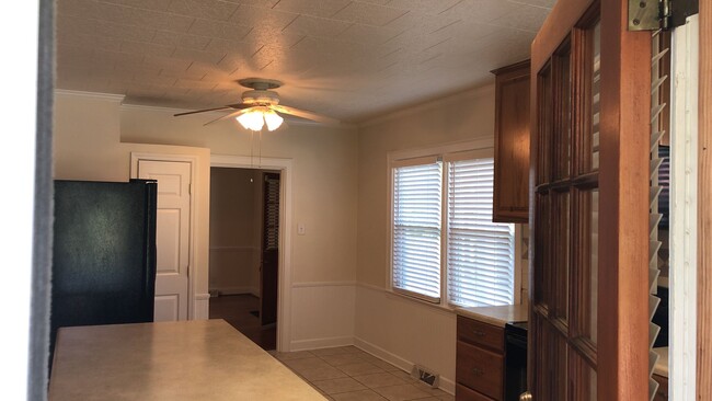 Building Photo - Charming brick home in a quiet neighborhood