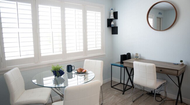 Building Photo - Charming 2 bedroom 1 bathroom beach side home