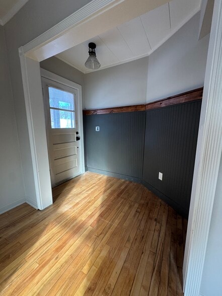 Building Photo - 923 7th St S