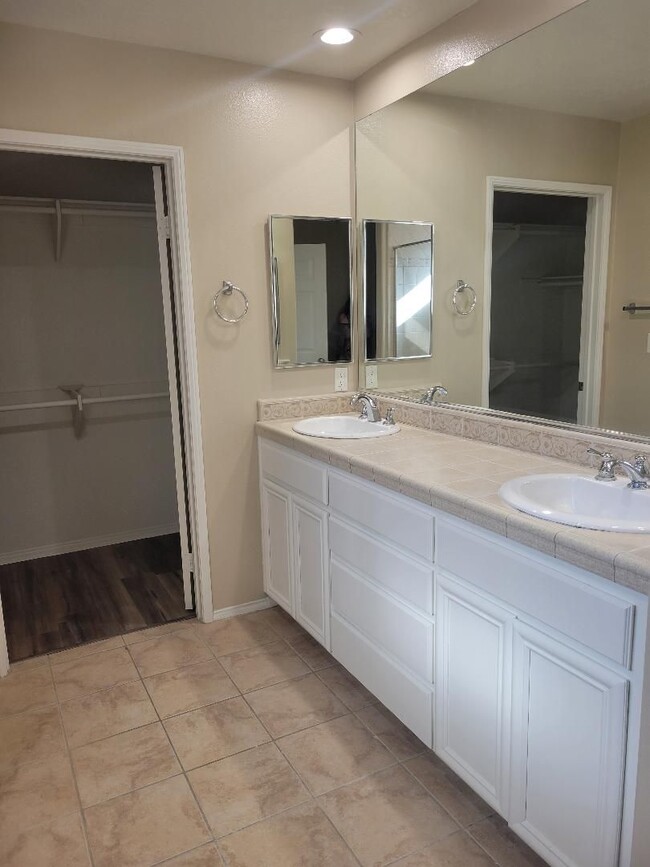 Building Photo - BEAUTIFUL SPACIOUS TOWNHOUSE IN GREAT LOCATION