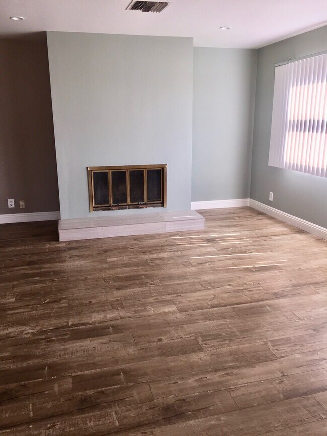 Building Photo - Glendale Hills traditional with fabulous views