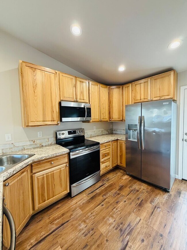 Building Photo - Well-designed 3BD/2BA newer build offers a fantastic layout with flexible living space.