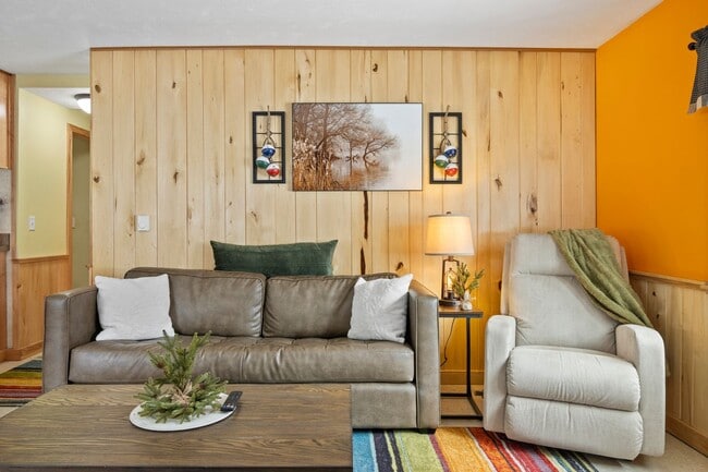 Building Photo - Fully Furnished 2-Bedroom Home Near Hodenp...