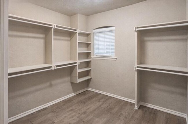 Building Photo - 832 Carol Ann Pl