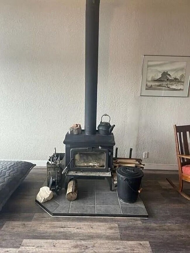 Building Photo - Beautiful country living!