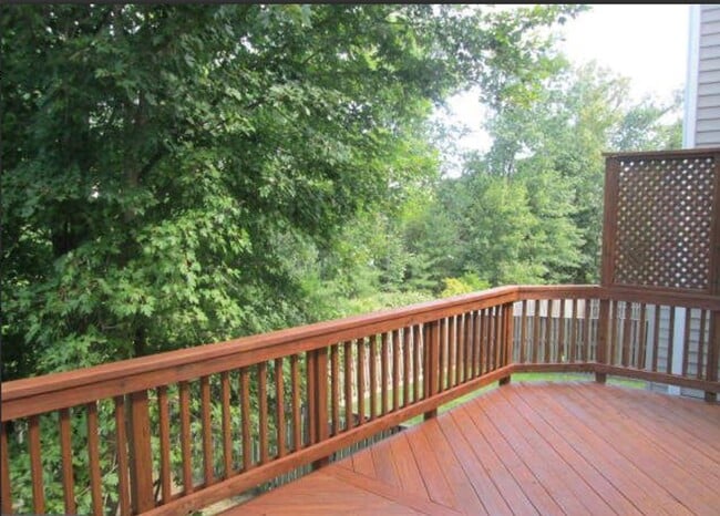 Building Photo - Beautiful 3 Bed 2 Bath 2 Half Bath Brick T...