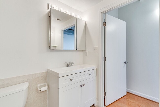 Building Photo - Modern 3 Bed 2 bath condo WITH 2 PARKING S...