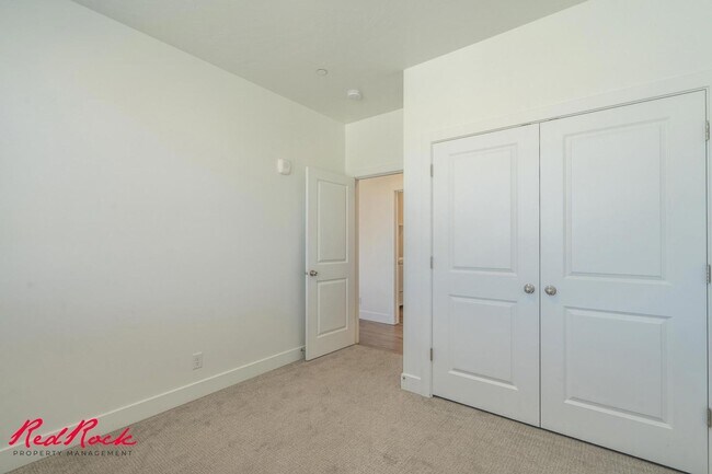 Building Photo - Pet Friendly 2 Bedroom Condo in Desert Color!