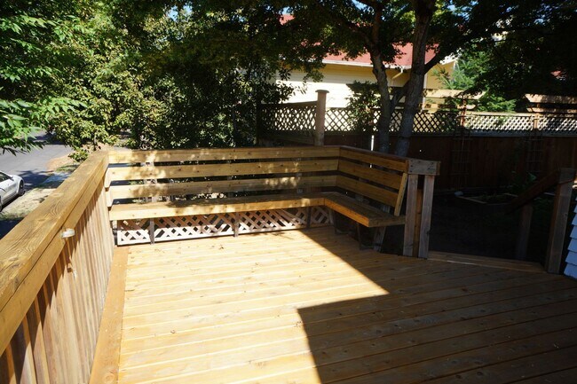 Building Photo - Amazing two bedroom sellwood beauty!