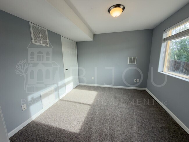 Building Photo - 3739 Range Dr