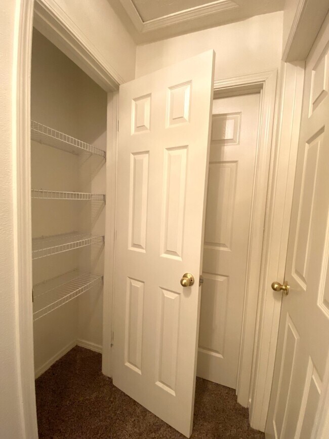 Building Photo - Spacious 3BR/2Bath/2Living - 1 Car Garage