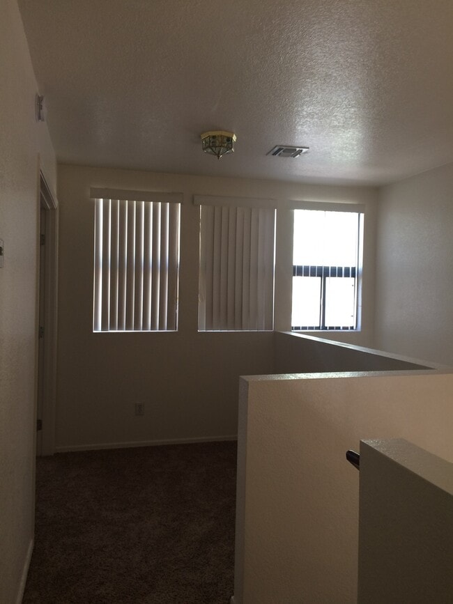 Building Photo - Under Market Rate! 3 bedroom 2 bath Townho...