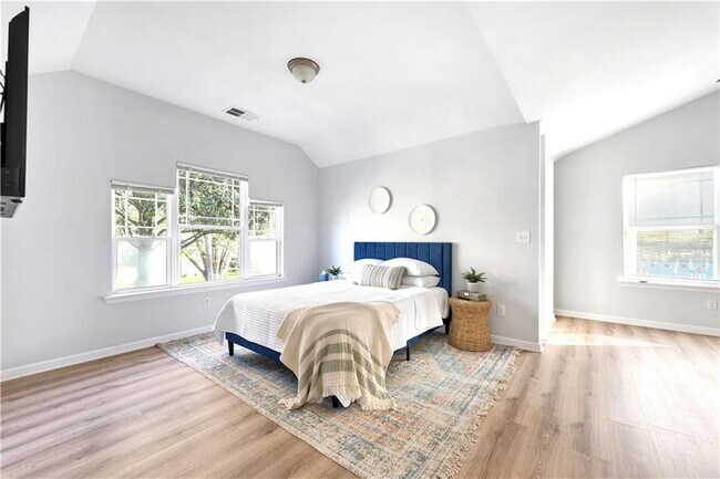 Building Photo - 56 Holly Rd NW