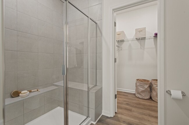 Building Photo - Flexible Living, Prime Location, Endless Comfort!