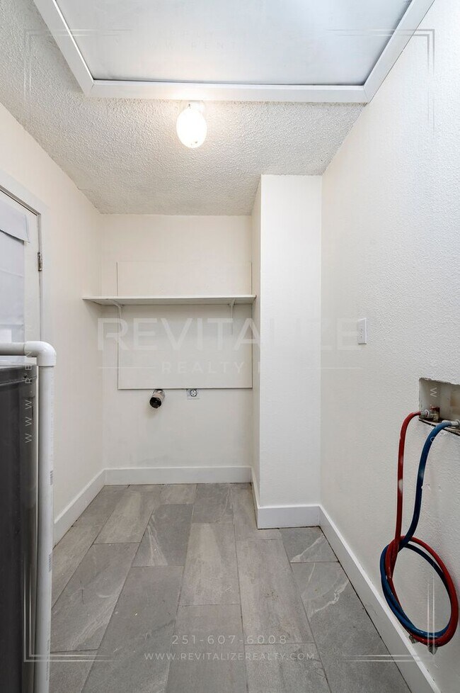 Building Photo - 3 BR 2 BA Home with Fenced Yard & Carport