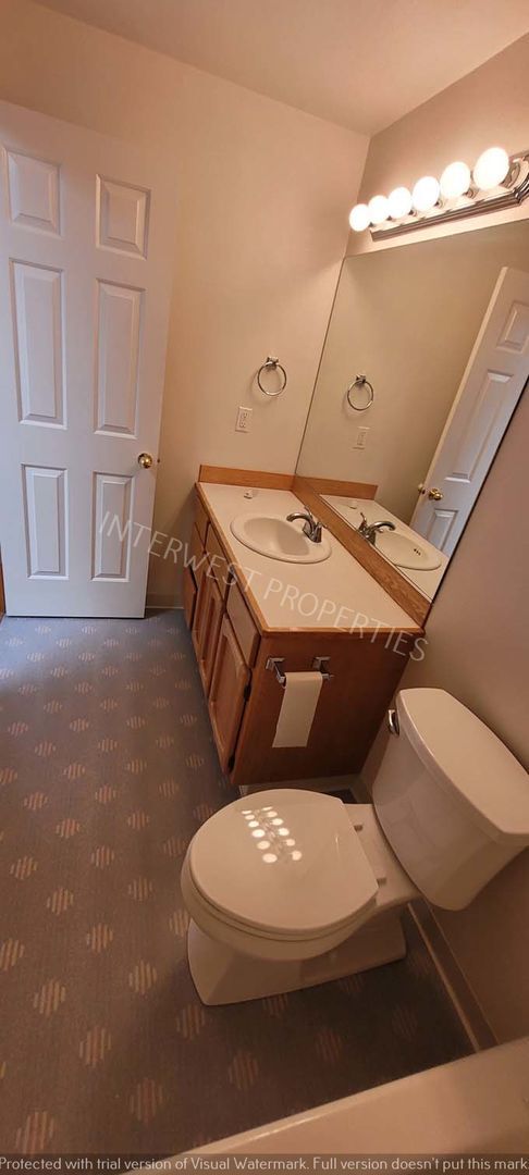 Building Photo - Spacious & Beautiful 4 bd 2.5 ba, 2 Story Battle Ground Home w/ A/C, Fireplace & so much More!