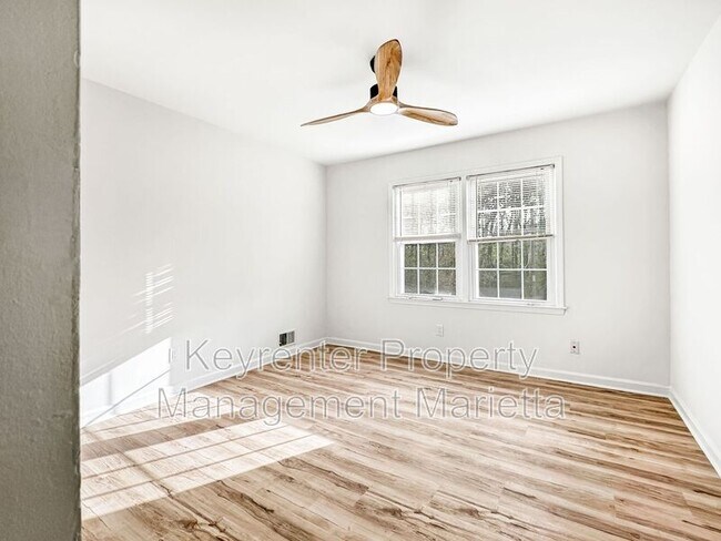 Building Photo - 651 Inglis Dr S E