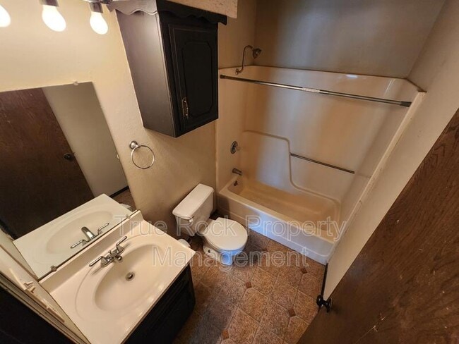 Building Photo - 2501 Oakhurst Dr