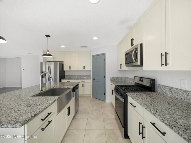 Building Photo - 597 Meadow Ridge Dr