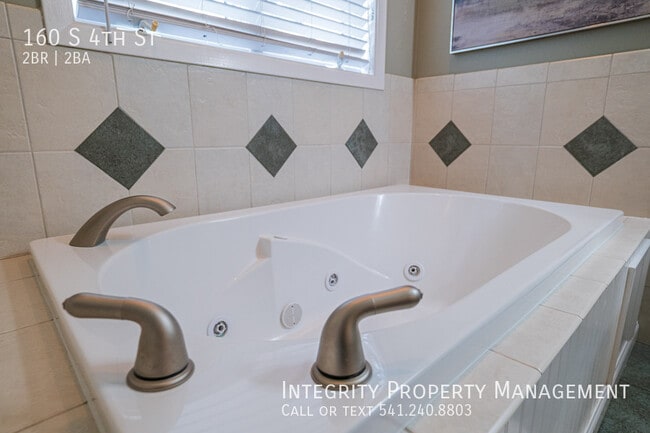 Building Photo - 160 S 4th St