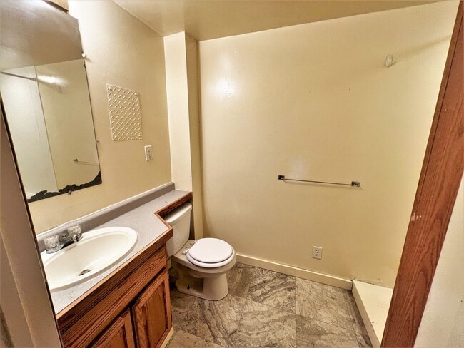 Building Photo - 208 E 10th- 2 bedroom house