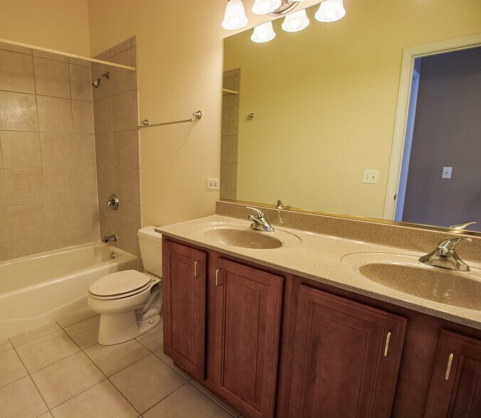 Building Photo - 24813 Ironwood Ct