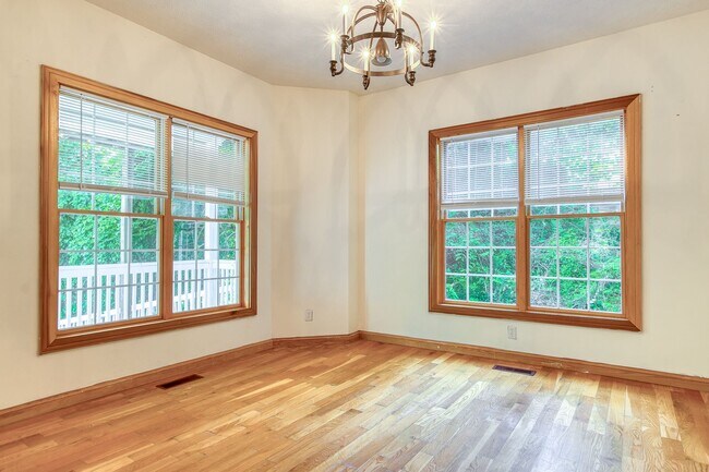 Building Photo - 5 to 8 Bedrooms. Pet Friendly.